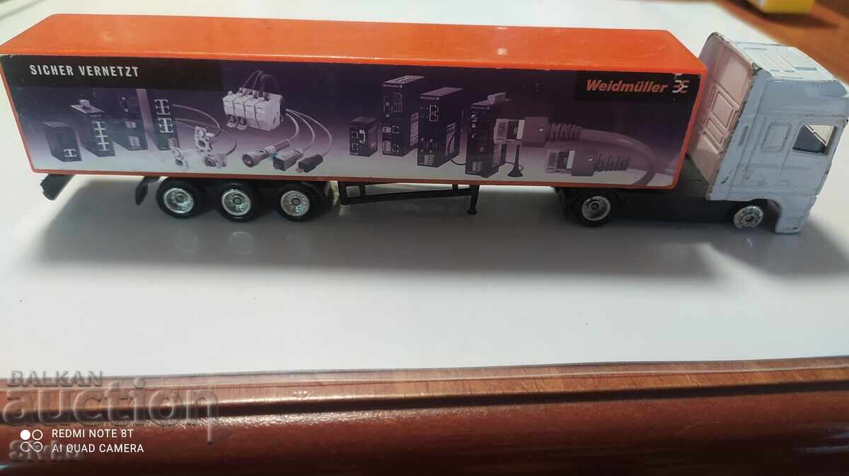 Camion cu cărucioare cu preț 1.99 BGN | € 1.02