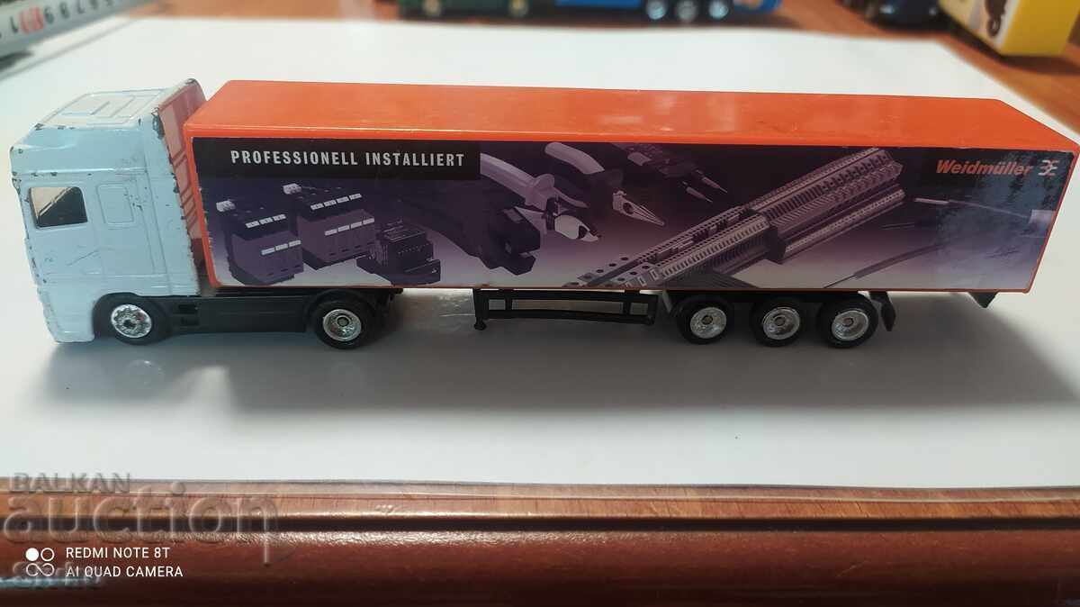 Camion cu cărucioare