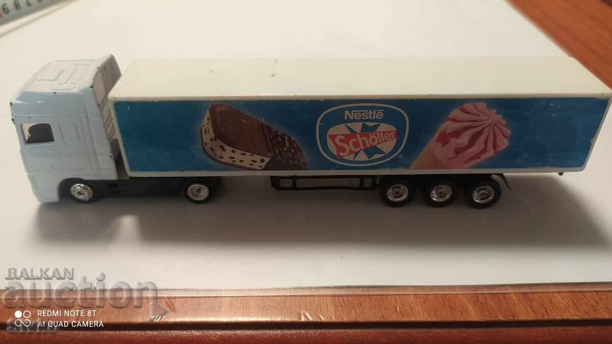 Camion cu cărucioare