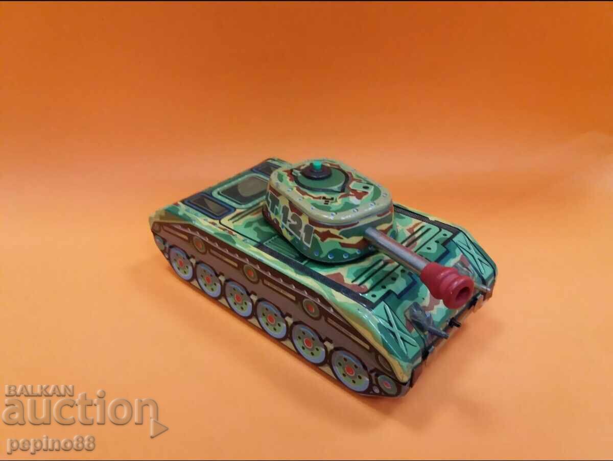 Auction Old sheet metal tank with winding mechanism - Czechoslovakia Auction Old sheet metal tank with winding mechanism - Czechoslovakia