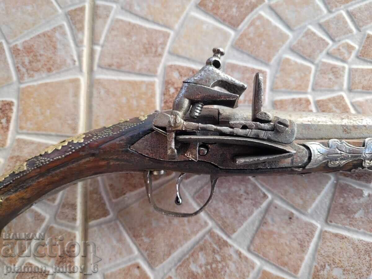 Albanian pistol, pistol, flintlock, evzalia with price 2200.00 BGN | € 1124.84 Albanian pistol, pistol, flintlock, evzalia with price 2200.00 BGN | € 1124.84