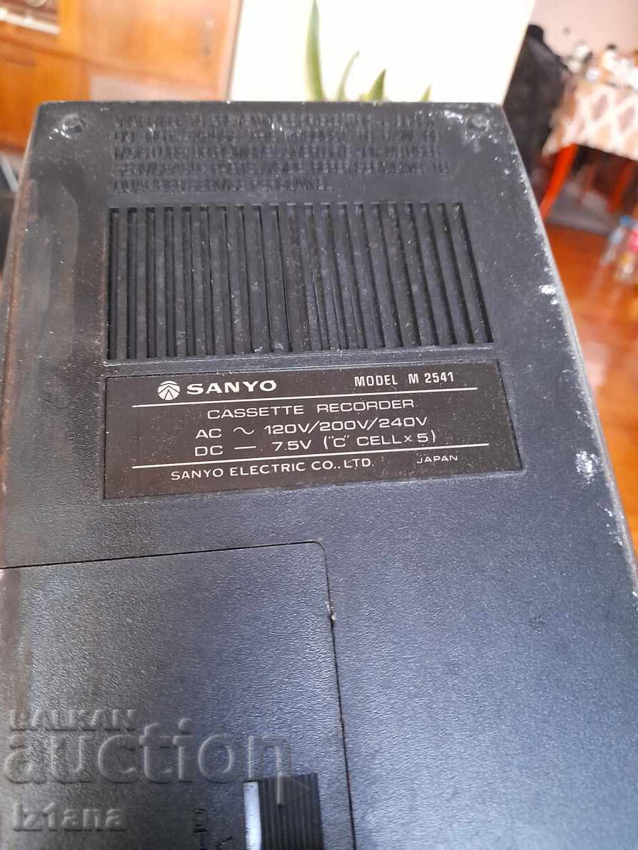 Old Sanyo M2541 cassette player - 7