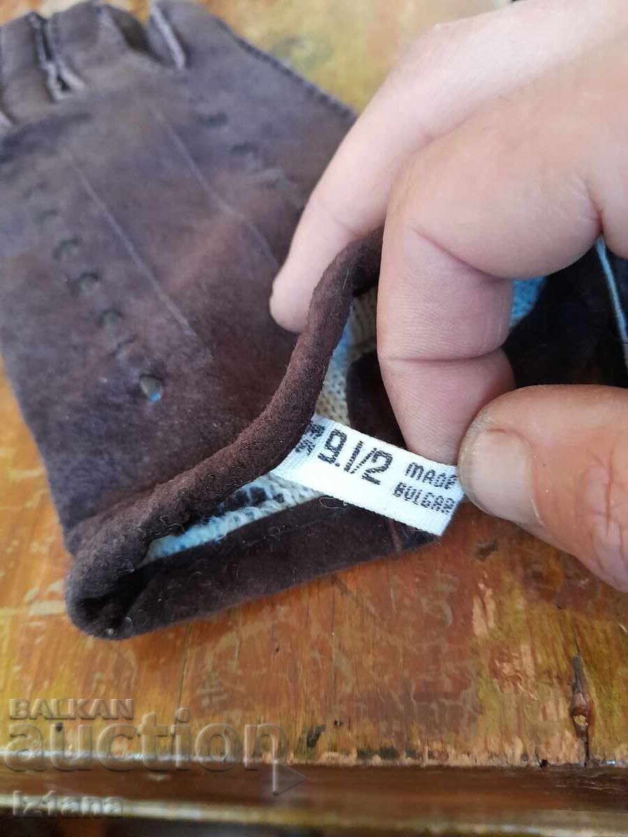 Delivery of Old leather gloves Delivery of Old leather gloves