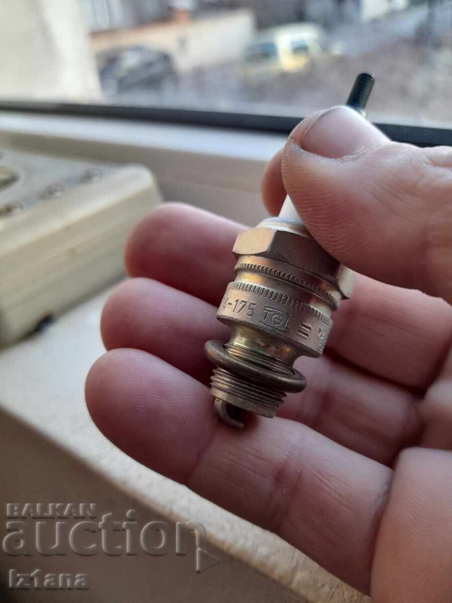 Old spark plug, Isolator candles - 6 Old spark plug, Isolator candles - 6