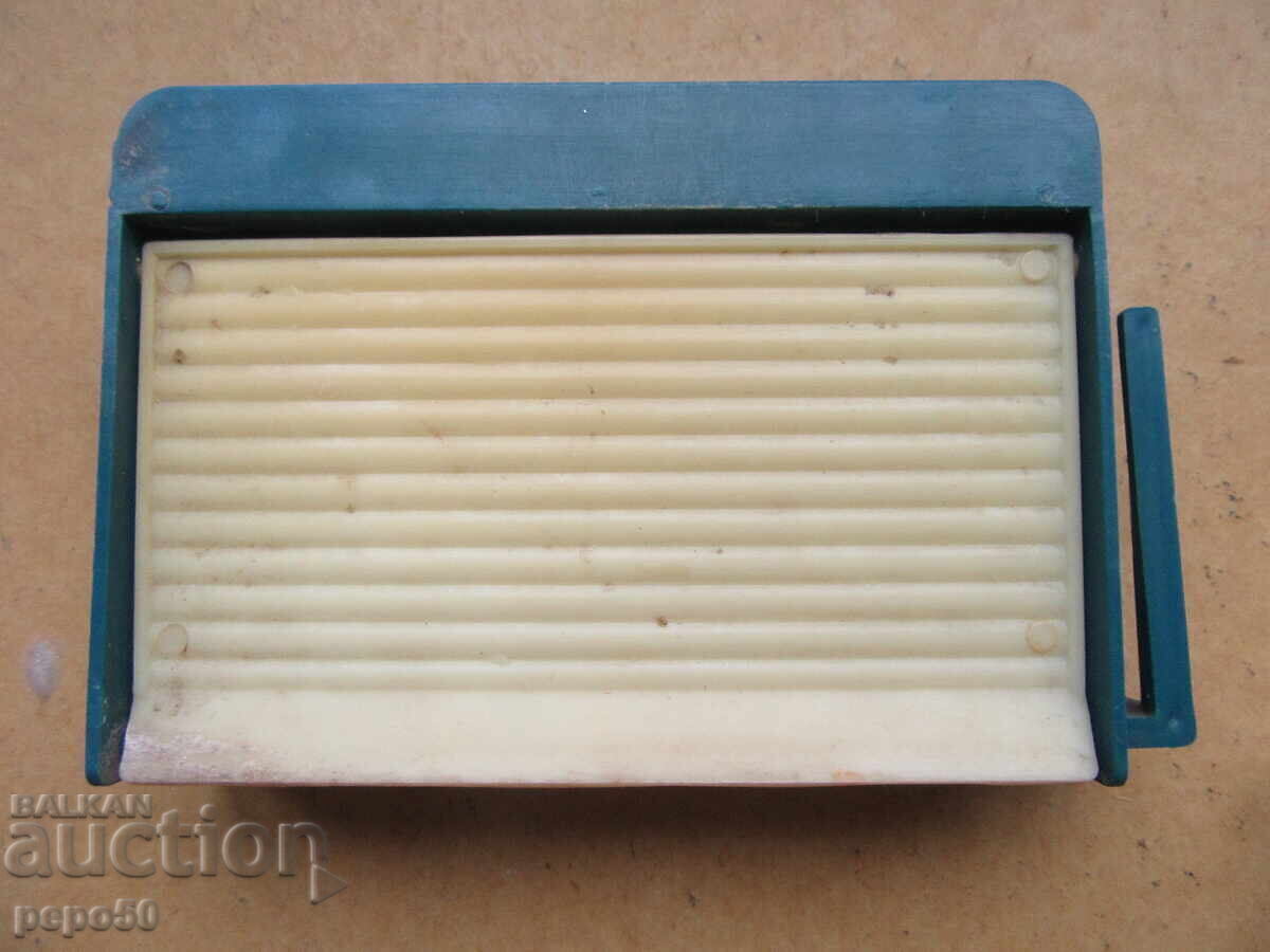 Auction PLASTIC TOOTHBRUSH STAND - EARLY SOC Auction PLASTIC TOOTHBRUSH STAND - EARLY SOC