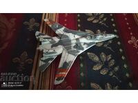 Avion militar din metal