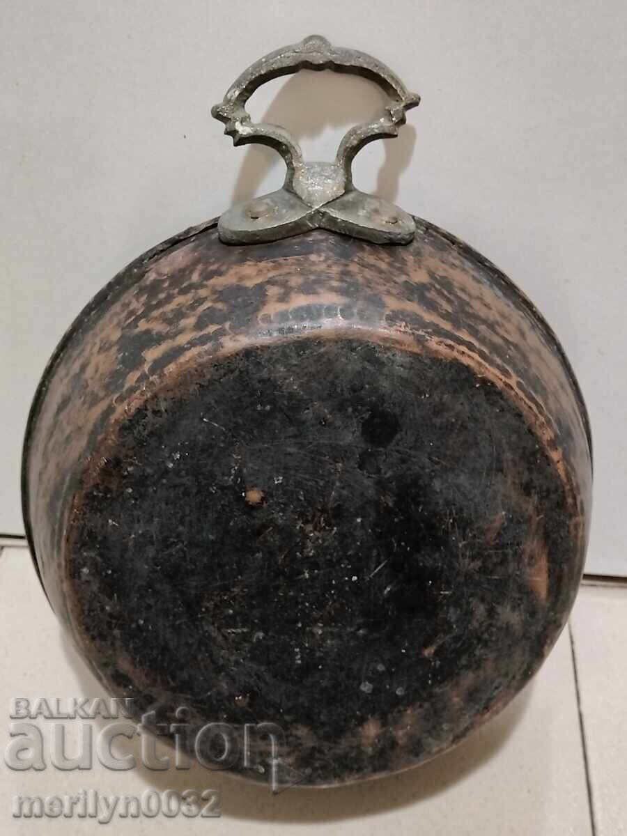 Auction  Old tin pan, frying pan, saucer, bowl, copper vessel, copper
