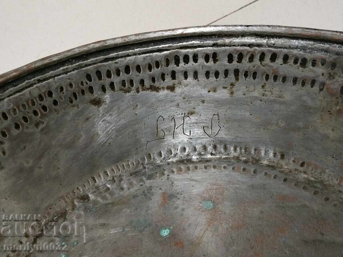 Delivery of Old tin pan, frying pan, saucer, bowl, copper vessel, copper