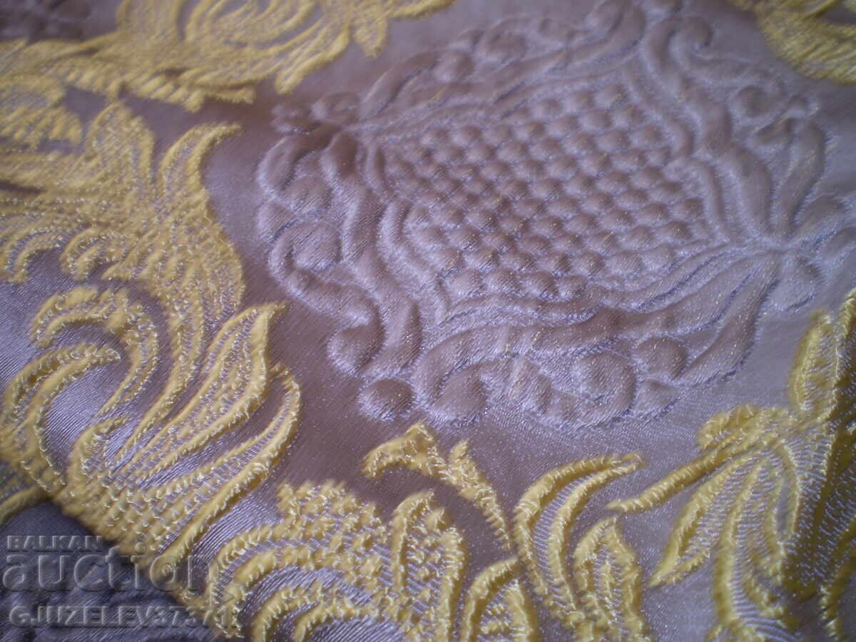 țesătură de tapițerie în relief vechi motive aurii cu preț 190.00 BGN | € 97.15 țesătură de tapițerie în relief vechi motive aurii cu preț 190.00 BGN | € 97.15
