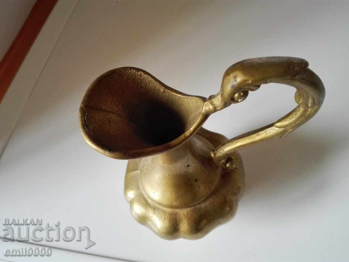 Δημοπρασία Χάλκινη κανάτα. Δημοπρασία Χάλκινη κανάτα.