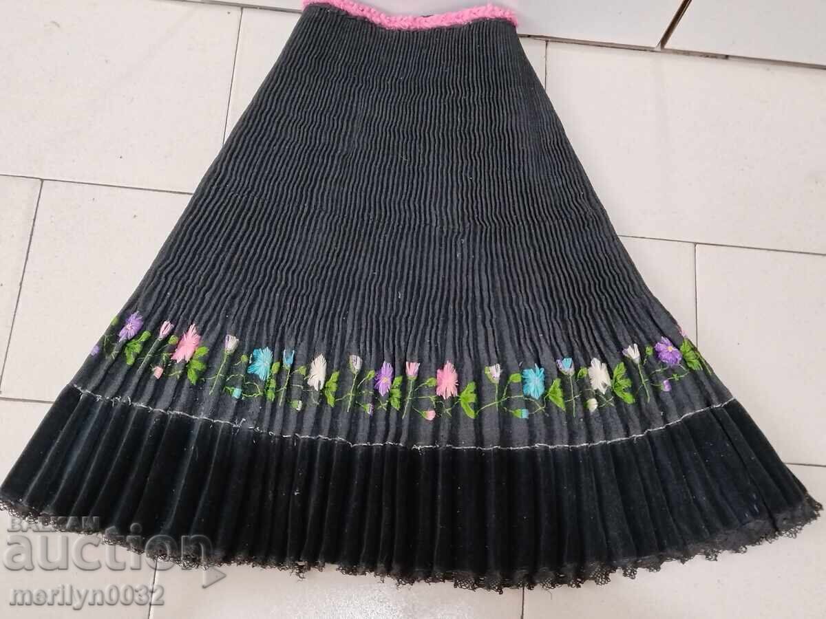 Vintage embroidered velvet clutch bag with price 180.00 BGN | € 92.03 Vintage embroidered velvet clutch bag with price 180.00 BGN | € 92.03