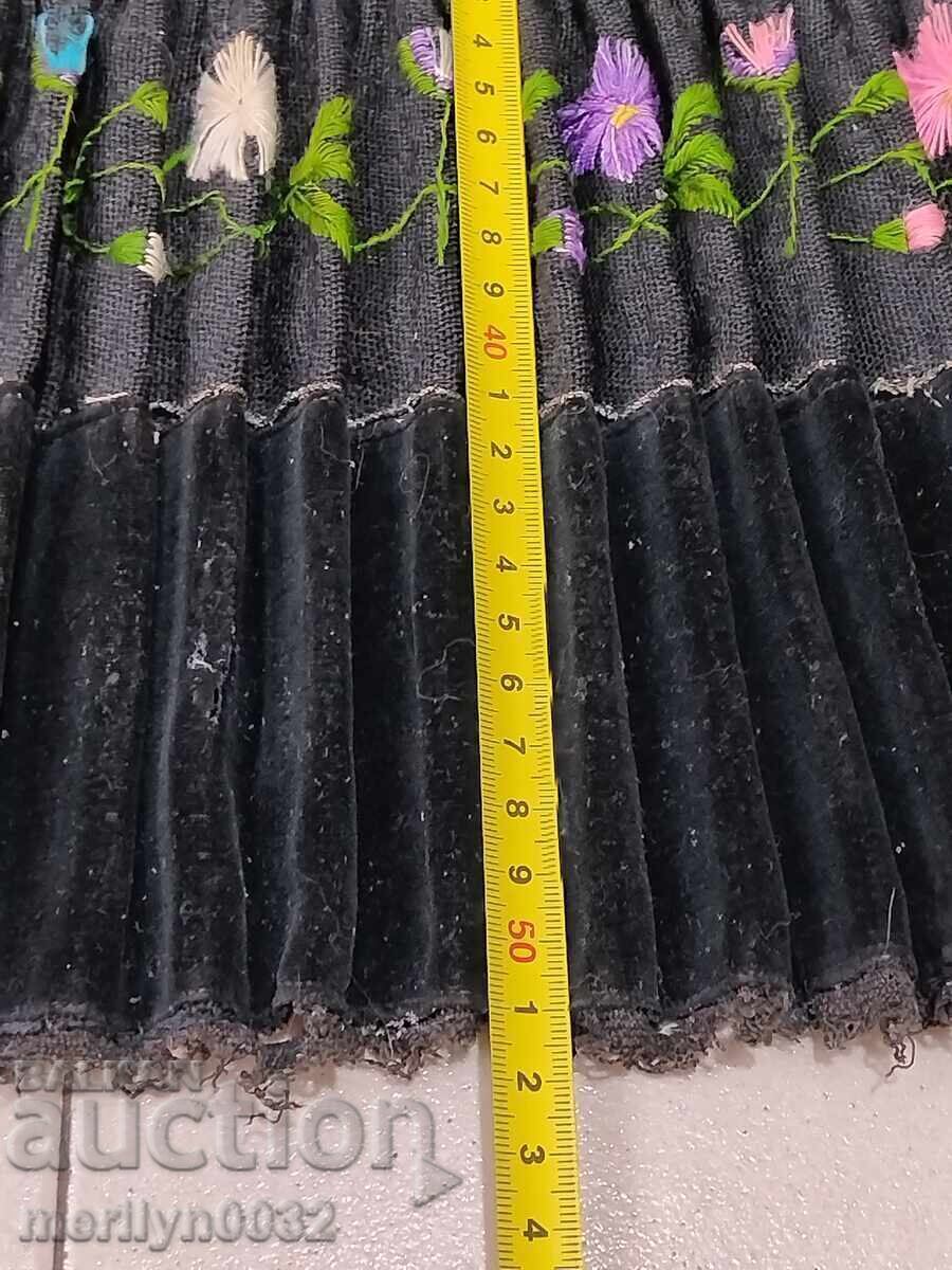 Auction Vintage embroidered velvet clutch bag Auction Vintage embroidered velvet clutch bag