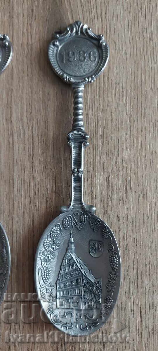 Δημοπρασία Αναμνηστικά κουτάλια, δύο τεμαχίων, για συλλέκτες Δημοπρασία Αναμνηστικά κουτάλια, δύο τεμαχίων, για συλλέκτες