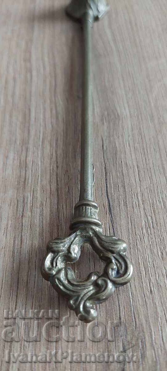 Delivery of Bronze candle snuffer for connoisseurs Delivery of Bronze candle snuffer for connoisseurs