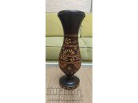 Vază sculptată în lemn pentru colecționari