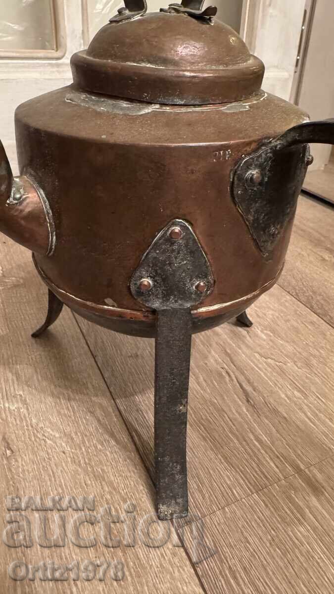 Auction Antique large copper kettle, marked, 1.4kg Auction Antique large copper kettle, marked, 1.4kg