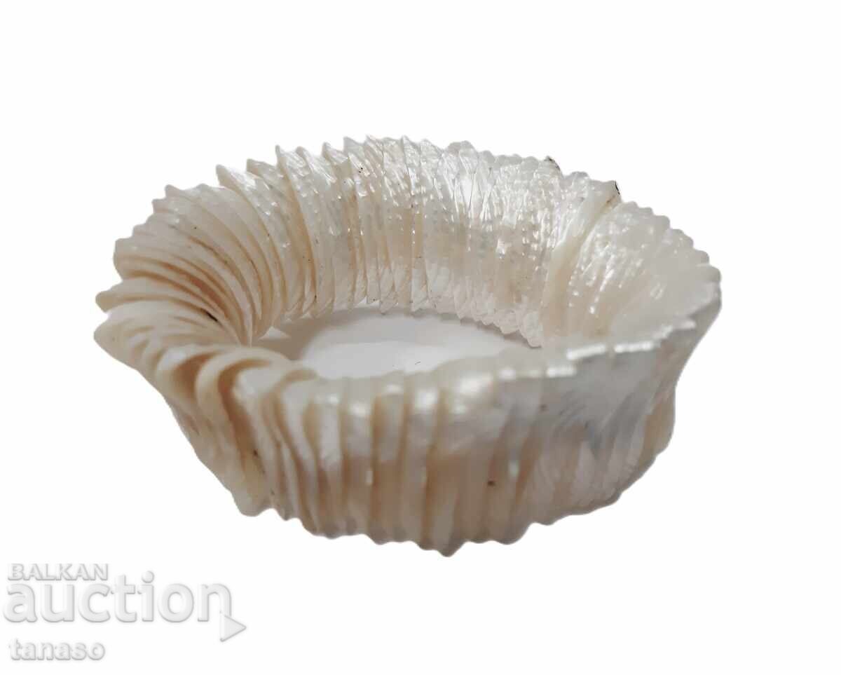 Vintage bracelet made of natural mother-of-pearl lamellae (1.4) Vintage bracelet made of natural mother-of-pearl lamellae (1.4)