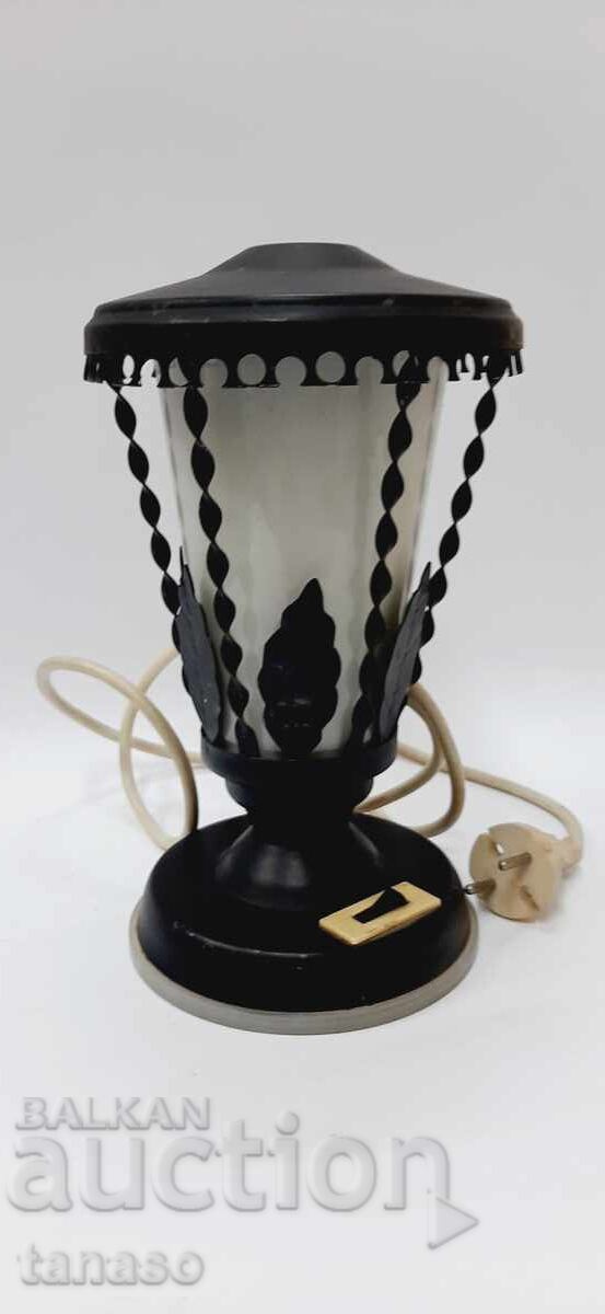 Auction Old wrought iron electric table lamp (1.5) Auction Old wrought iron electric table lamp (1.5)