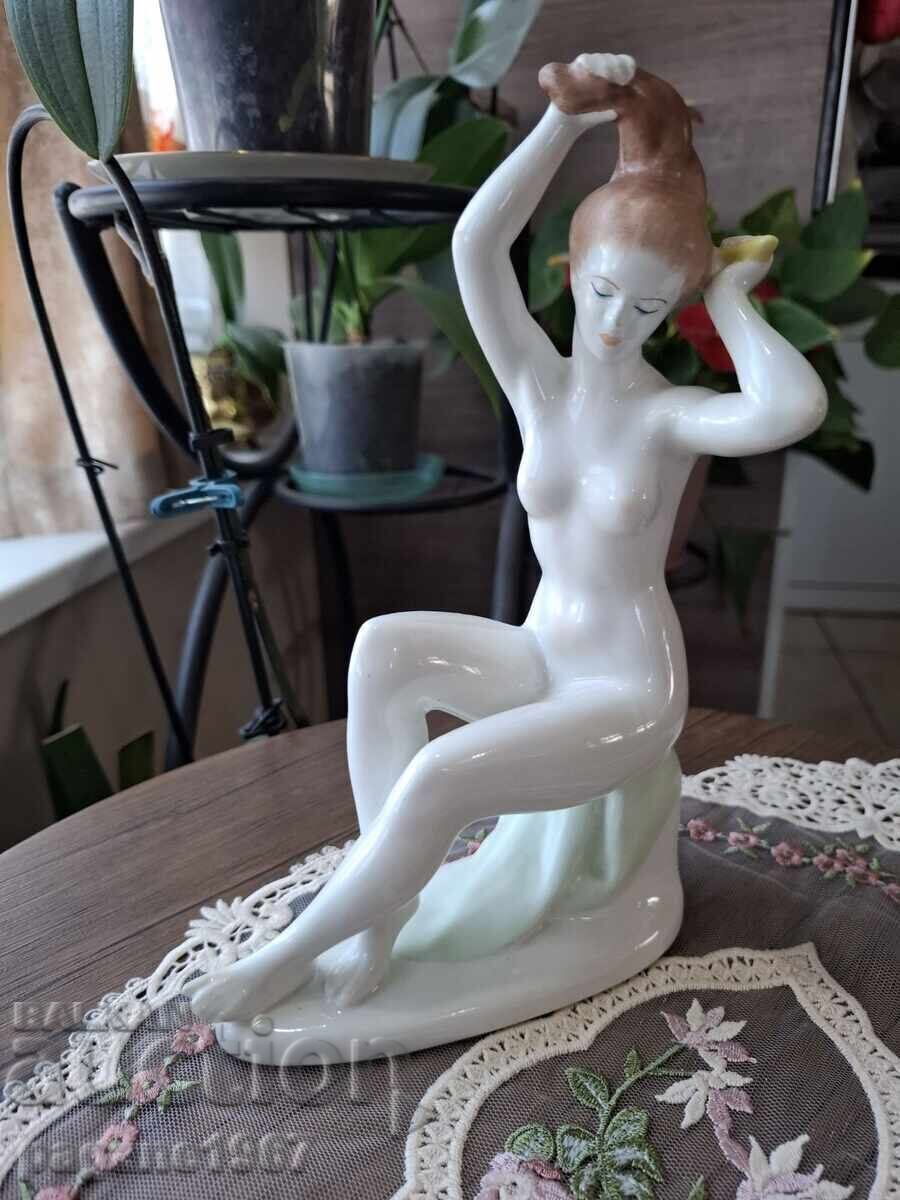 Delivery of Hungarian porcelain figure