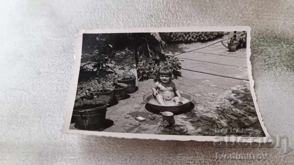 Φωτογραφία Κοριτσάκι με μαγιό Φωτογραφία Κοριτσάκι με μαγιό