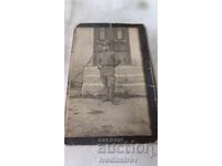 Fotografie Soldat din Skopje în fața scărilor clădirii 1918