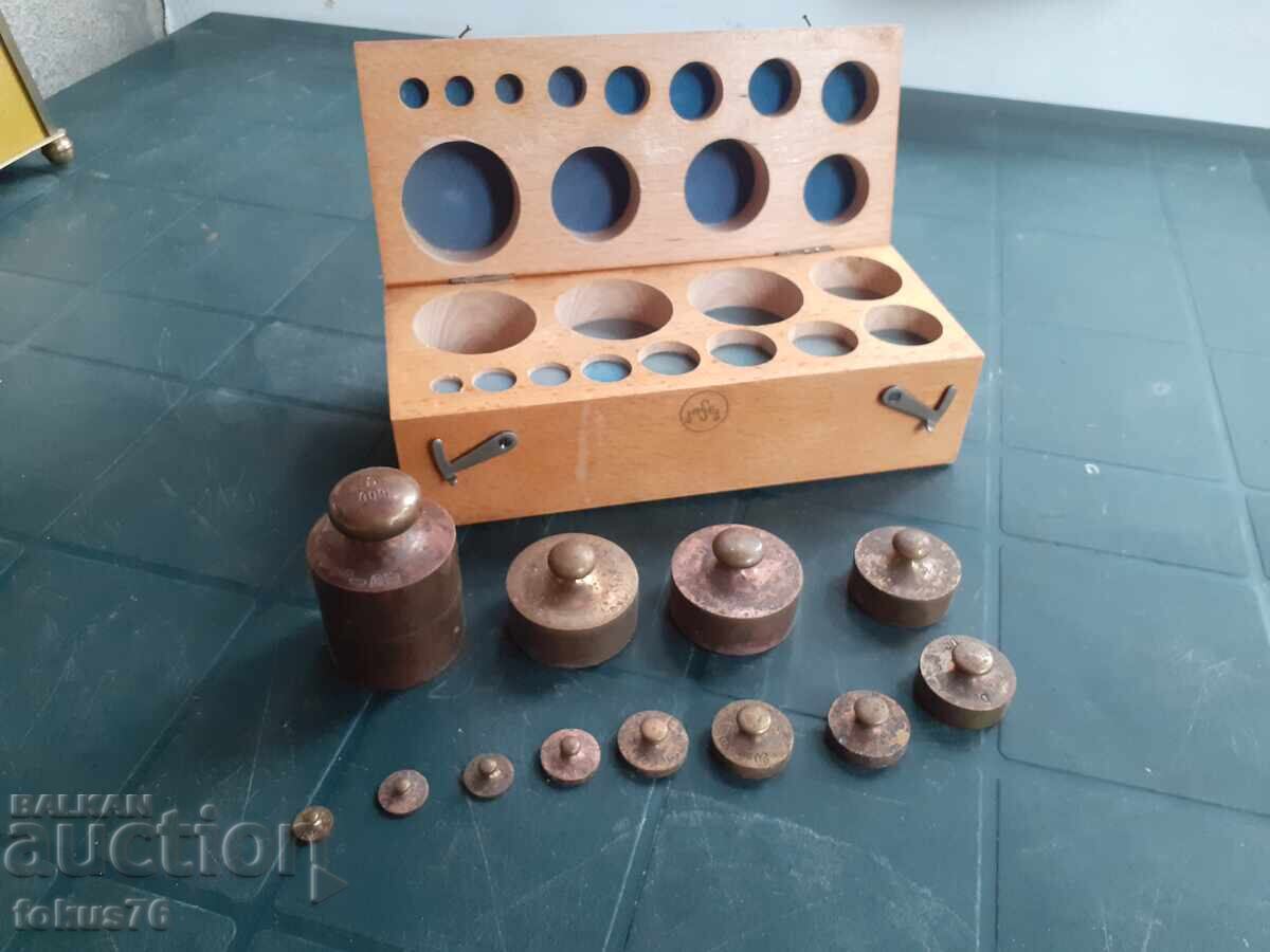 Auction Set of old antique scales with box - bronze Auction Set of old antique scales with box - bronze