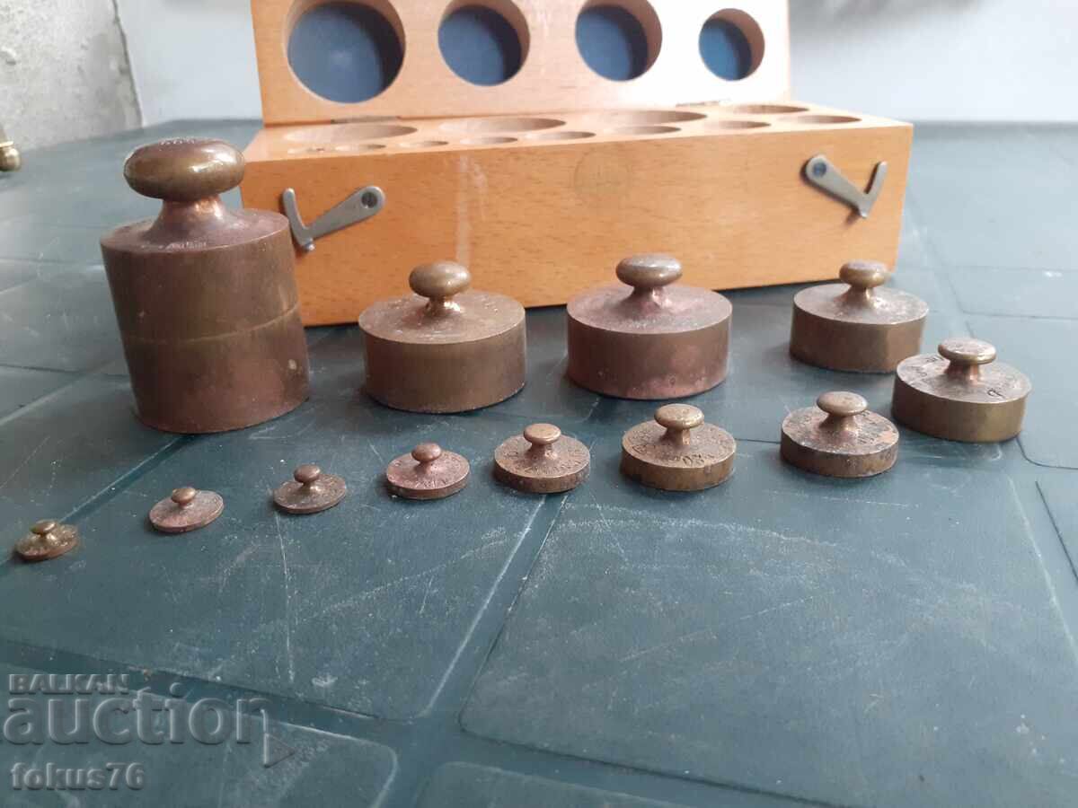 Delivery of Set of old antique scales with box - bronze Delivery of Set of old antique scales with box - bronze