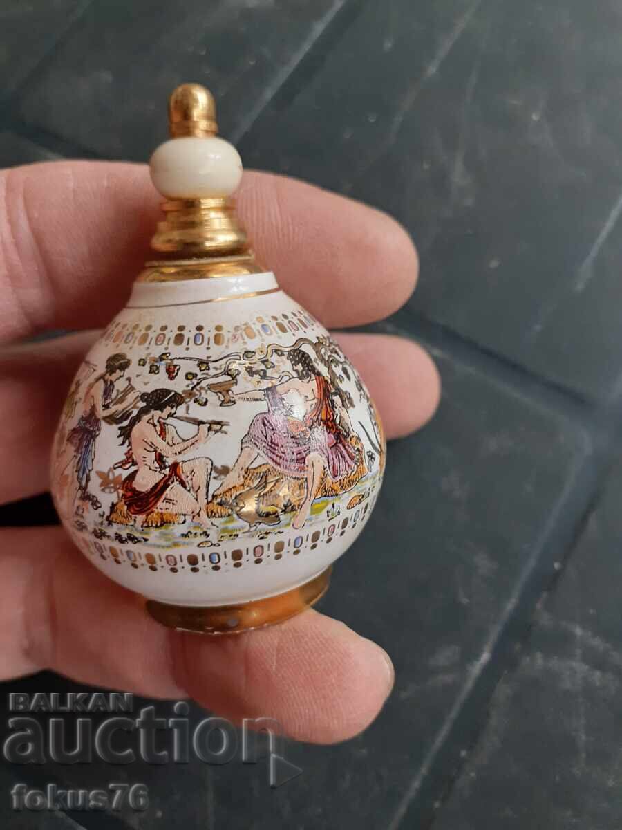 Sticla veche unică de parfum - porțelan cu preț 69.00 BGN | € 35.28 Sticla veche unică de parfum - porțelan cu preț 69.00 BGN | € 35.28