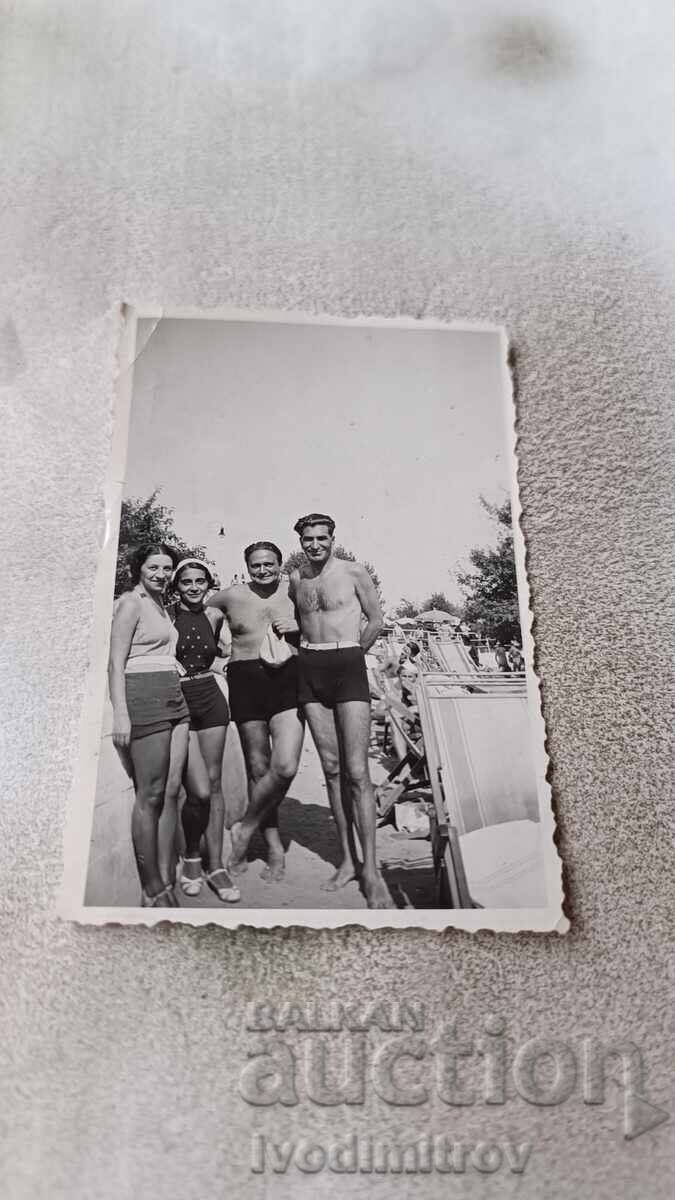 Photo Sofia Two men and two girls on sun loungers by a pool Photo Sofia Two men and two girls on sun loungers by a pool