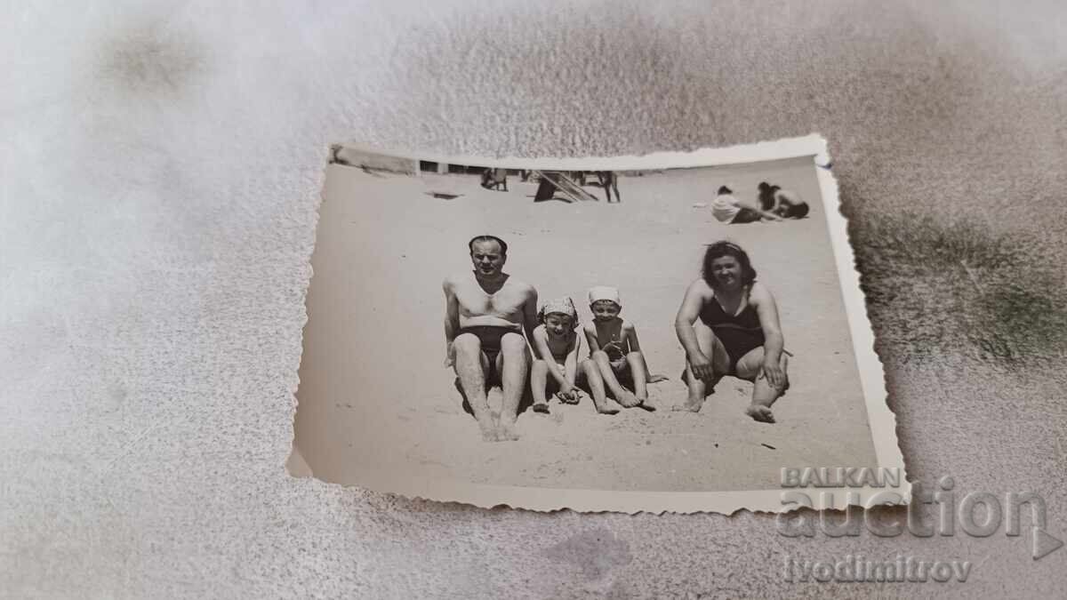 Снимка Сталин Мъж жена и момченце и момиченце на плажа 1953
