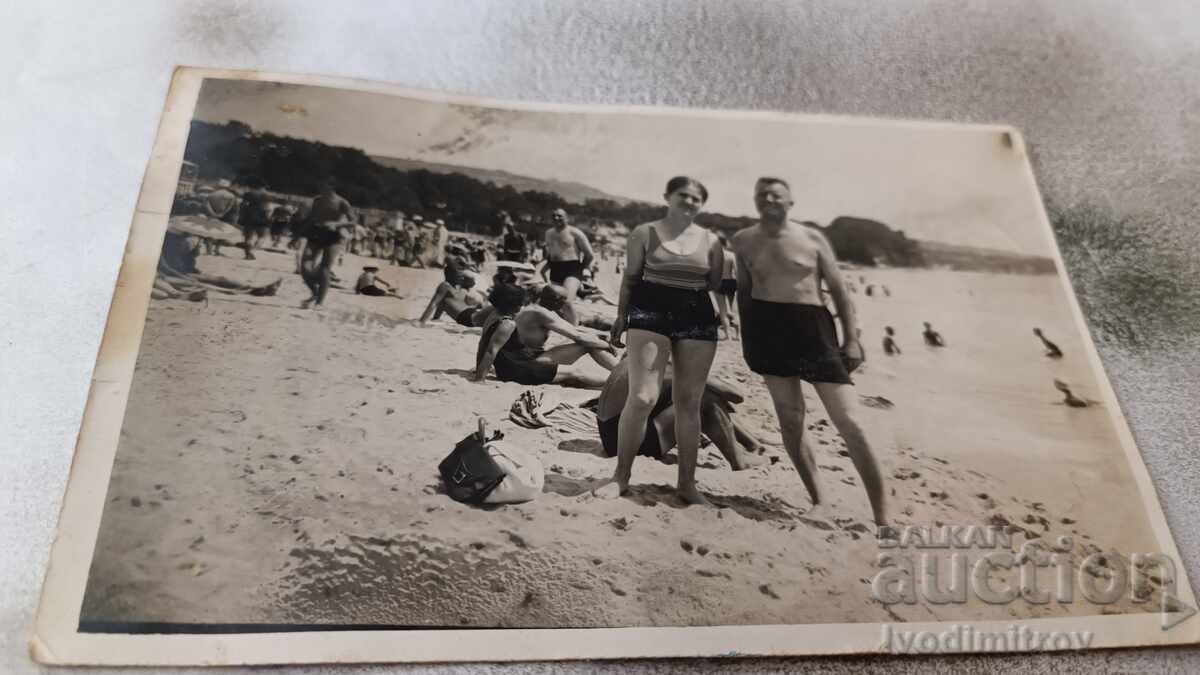 Photo Man young woman on the beach
