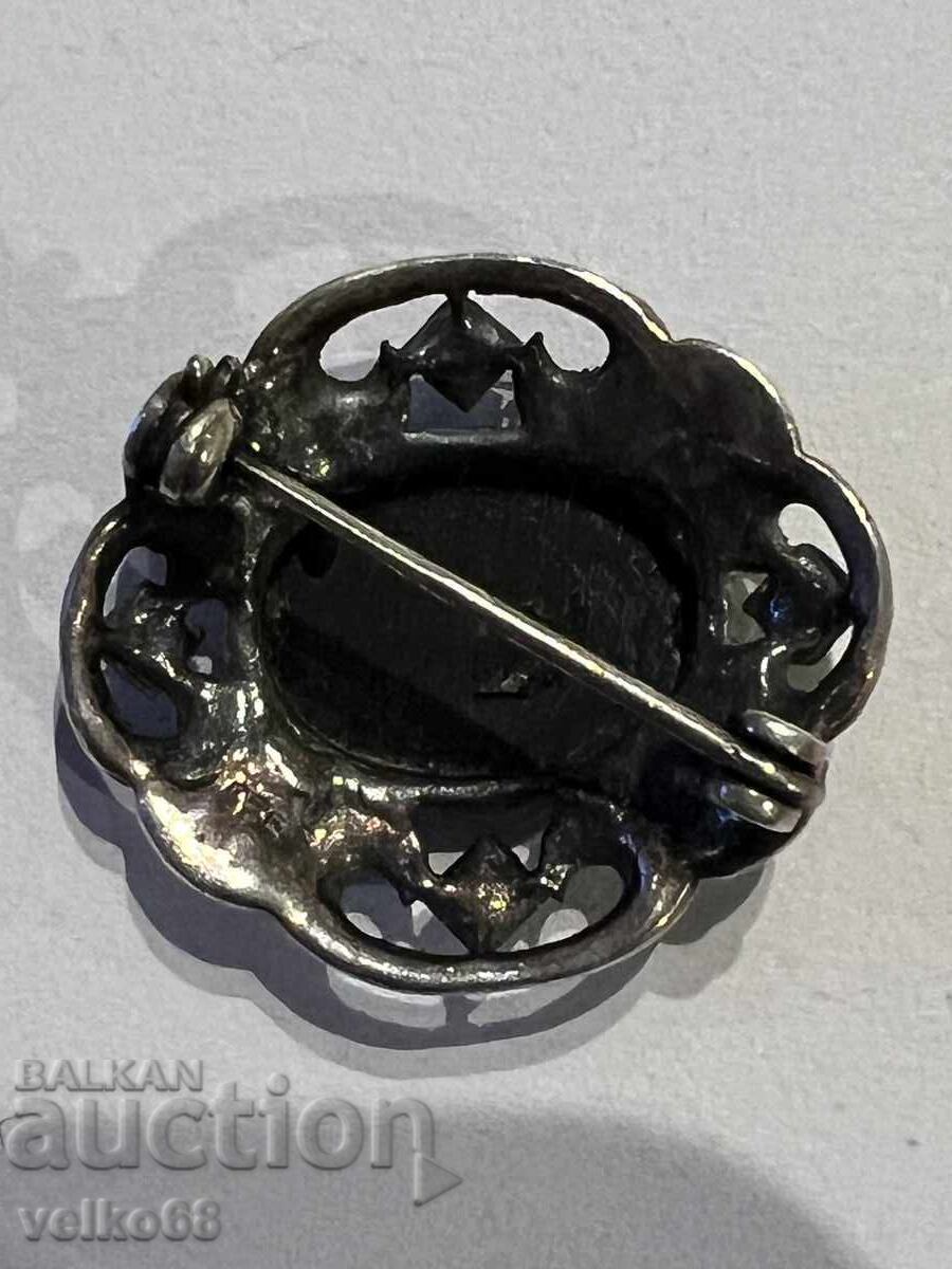 Delivery of old silver brooch