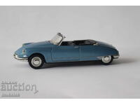 1:43 UNIVERSIAL HOBBIES CITROEN DS 19 CAR MODEL