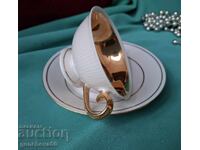 Frumoasă ceașcă de cafea cu farfurie