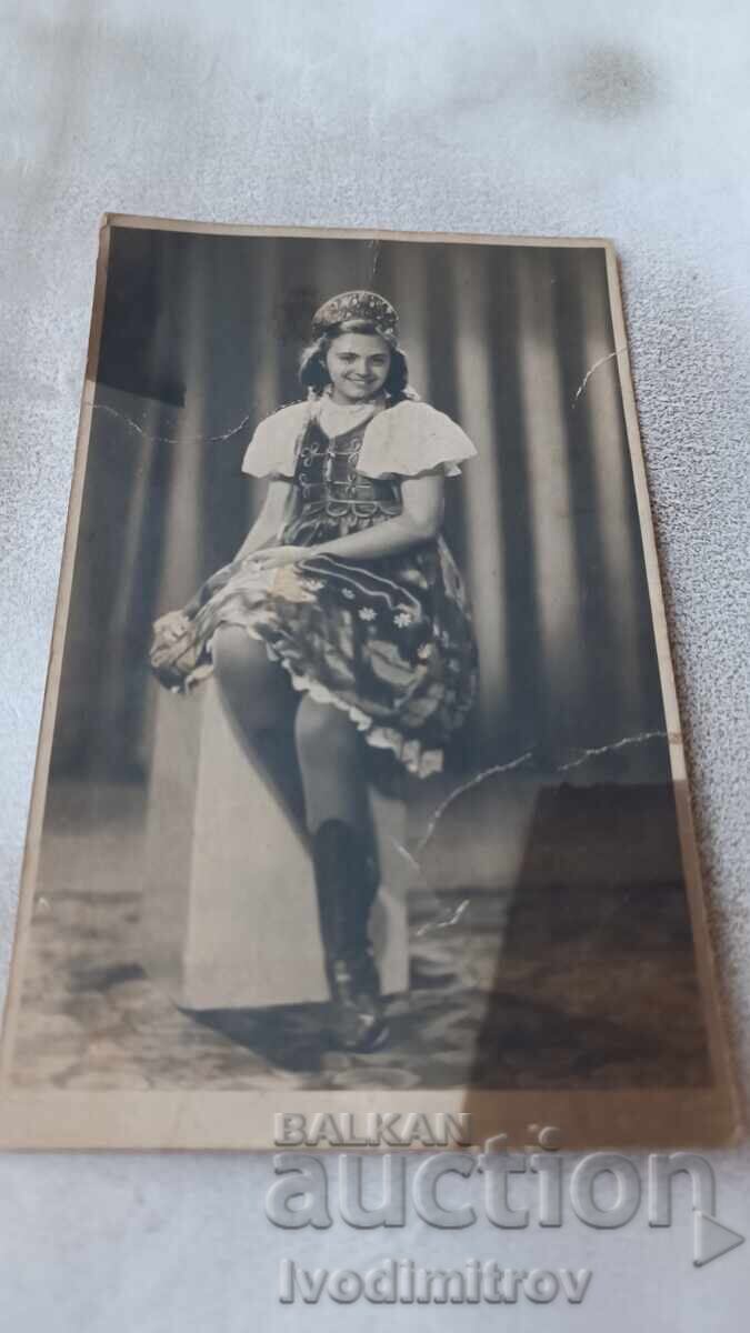 Fotografie Sofia Fată tânără cu o coroană pe cap 1940 Fotografie Sofia Fată tânără cu o coroană pe cap 1940
