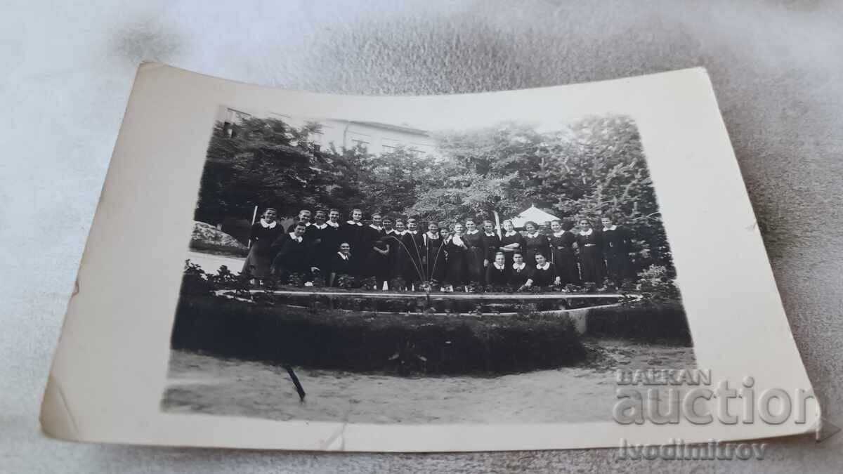 Photo Schoolgirls around a fountain in the park Photo Schoolgirls around a fountain in the park