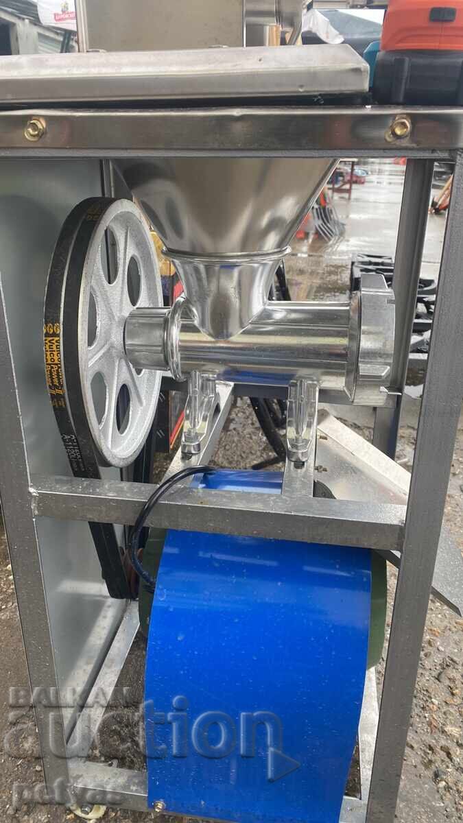 Auction Aluminum meat grinder No. 32 with table, funnel on wheels +2.2kWt Auction Aluminum meat grinder No. 32 with table, funnel on wheels +2.2kWt