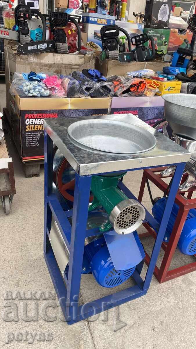 Delivery of Aluminum meat grinder No. 32 with table, funnel on wheels +2.2kWt Delivery of Aluminum meat grinder No. 32 with table, funnel on wheels +2.2kWt