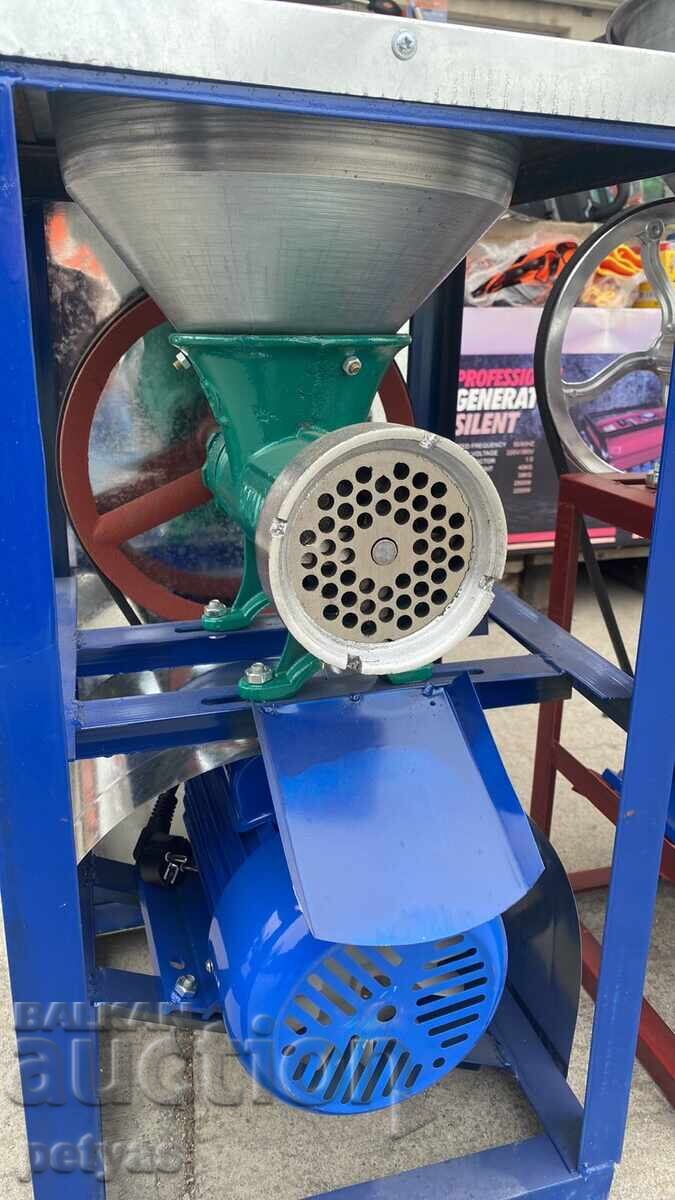 Aluminum meat grinder No. 32 with table, funnel on wheels +2.2kWt Aluminum meat grinder No. 32 with table, funnel on wheels +2.2kWt