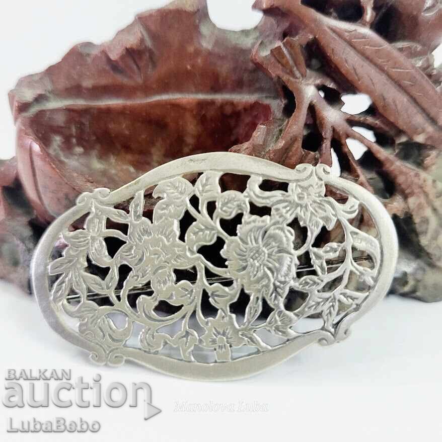 Broșă retro argintie cu design floral. cu preț 90.00 BGN | € 46.02