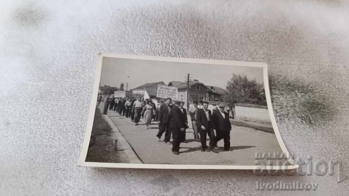 Photo Festive procession on the street Photo Festive procession on the street