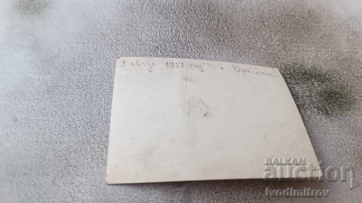 Φωτογραφία Oreshak Δύο γυναίκες που κουβαλούν πιάτα στο δρόμο 1951 με τιμή 1.45 BGN | € 0.74 Φωτογραφία Oreshak Δύο γυναίκες που κουβαλούν πιάτα στο δρόμο 1951 με τιμή 1.45 BGN | € 0.74