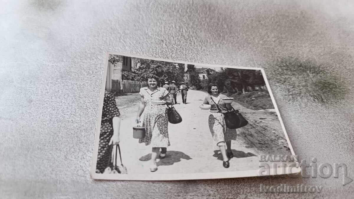 Φωτογραφία Oreshak Δύο γυναίκες που κουβαλούν πιάτα στο δρόμο 1951 Φωτογραφία Oreshak Δύο γυναίκες που κουβαλούν πιάτα στο δρόμο 1951