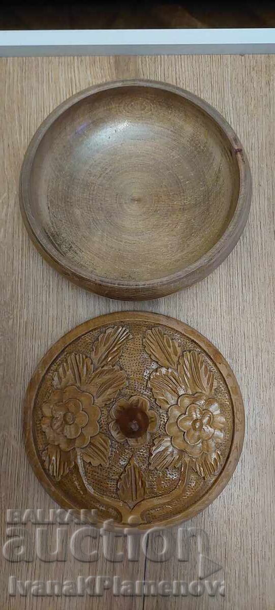 Auction  Woodcarving box for connoisseurs