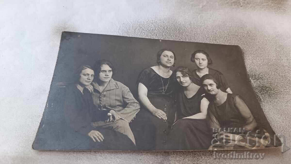 Photo Six young girls Photo Six young girls