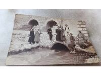 Fotografie Femei Băiat și Fată de Stone Bridge on River