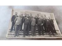 Photo Men on stairs in front of a monument