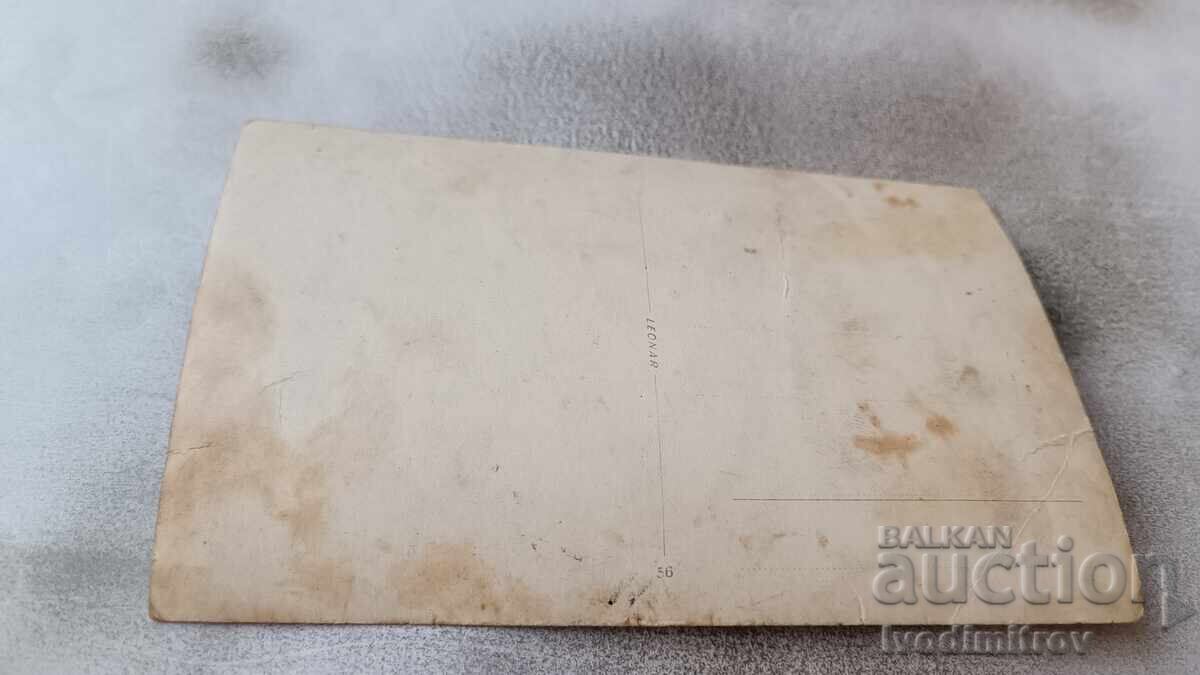 Снимка Мъже пред новострояща се сграда с цена 2.35 лв. | € 1.20 Снимка Мъже пред новострояща се сграда с цена 2.35 лв. | € 1.20