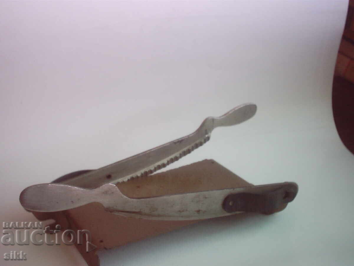 photographic guillotine knife - straight and curly with price 20.00 BGN | € 10.23 photographic guillotine knife - straight and curly with price 20.00 BGN | € 10.23