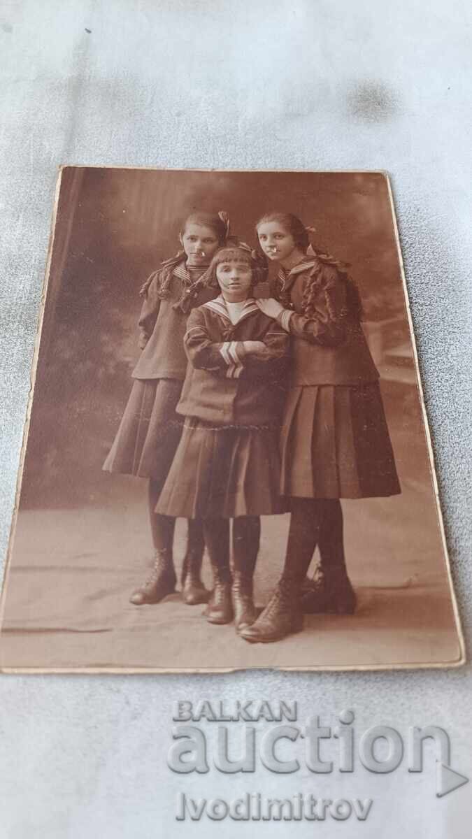 Photo Three young girls Photo Three young girls
